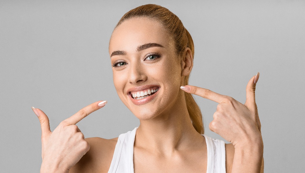 Glückliche junge Frau mit Veneers